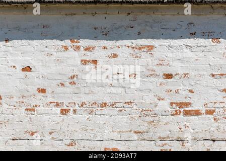 Ancienne surface de mur avec briques et stuc blanc Banque D'Images