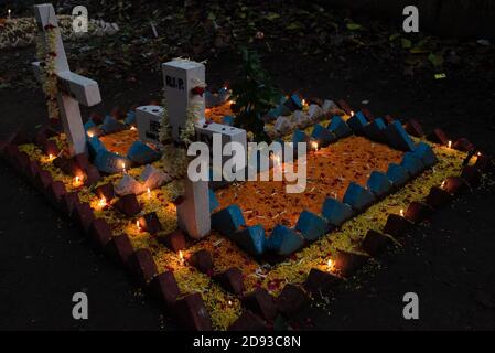 Dhaka, Bangladesh. 02 novembre 2020. Le jour de tous les âmes, également connu comme la commémoration de tous les fidèles partis et le jour des morts, est un jour de prière et de commémoration pour les âmes de ceux qui sont morts, qui est observé chaque année par les catholiques et autres confessions chrétiennes le 2 novembre. (Photo de Fatima Tuj Johora/Pacific Press) crédit: Pacific Press Media production Corp./Alay Live News Banque D'Images