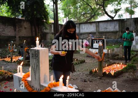 Dhaka, Bangladesh. 02 novembre 2020. Le jour de tous les âmes, également connu comme la commémoration de tous les fidèles partis et le jour des morts, est un jour de prière et de commémoration pour les âmes de ceux qui sont morts, qui est observé chaque année par les catholiques et autres confessions chrétiennes le 2 novembre. (Photo de Fatima Tuj Johora/Pacific Press) crédit: Pacific Press Media production Corp./Alay Live News Banque D'Images