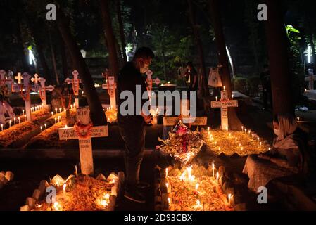 Dhaka, Bangladesh. 02 novembre 2020. Le jour de tous les âmes, également connu comme la commémoration de tous les fidèles partis et le jour des morts, est un jour de prière et de commémoration pour les âmes de ceux qui sont morts, qui est observé chaque année par les catholiques et autres confessions chrétiennes le 2 novembre. (Photo de Fatima Tuj Johora/Pacific Press) crédit: Pacific Press Media production Corp./Alay Live News Banque D'Images