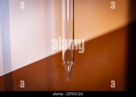 pipette en verre pour analyser et tester la qualité et le vieillissement du vin et de ses propriétés organoleptiques Banque D'Images