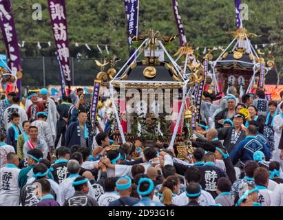 Défilé portant des sanctuaires mikoshi portatifs célébrant le festival Hamaori, Chigasaki, préfecture de Kanagawa, Japon Banque D'Images