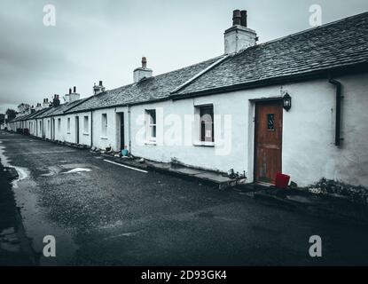 Photo en noir et blanc d'une rue de cottages blancs à un étage, Ellenabeich, Easdale, Isle of Seil, Écosse Banque D'Images