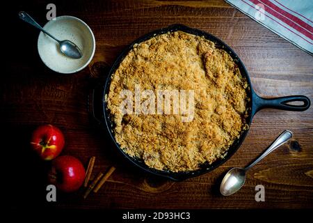 Croustillant aux pommes dans une poêle en fonte Banque D'Images