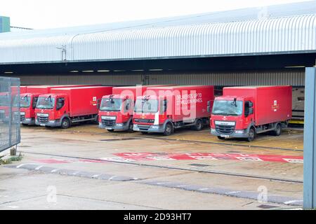 Cambridge UK, Angleterre , 02-11-2020, entrée à la succursale de Cambridge de Royal mail, où le poste est trié pour distribution Banque D'Images