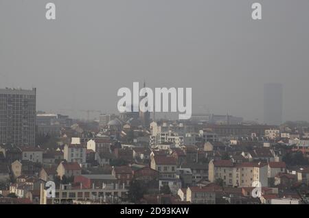 Énième pic de pollution à Paris : en regardant par la fenêtre, la visibilité est très difficile au point de ne plus voir la tour Eiffel Banque D'Images