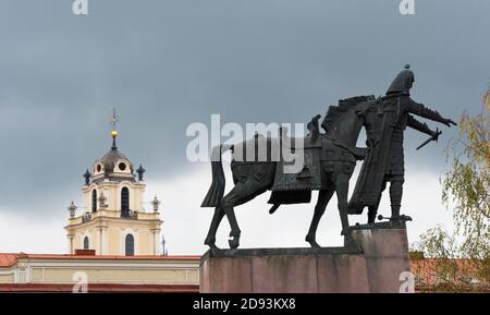 Monument au Grand-Duc Gediminas et à la tour de l'Université de Vilnius, Vilnius, Lituanie Banque D'Images