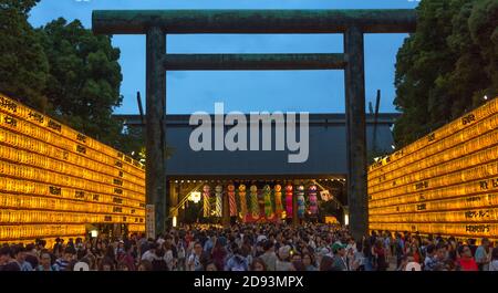 Foule regardant des lanternes au sanctuaire Yasukuni pendant Mitama Matsuri, Tokyo, Japon Banque D'Images