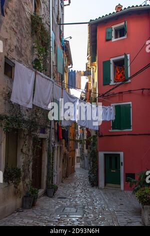 Promenade matinale dans la ville croate vide de Rovinj.pittoresque pavé étroit Rues, façades colorées, petites boutiques, magnifique paysage urbain européen.été Banque D'Images