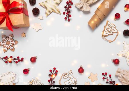 Cadre de Noël zéro déchet avec verre, textiles et décorations en bois, cônes de pin, sacs et boîte de cadeau, baies sur fond de sarcelle. Vue de dessus de la pose à plat Banque D'Images