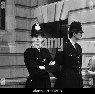 Deux policiers dans la rue, Londres, Angleterre, 1971 Banque D'Images