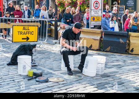 Bucket Boy Matthew Pretty trommelt auf verschiedenen Gegenständen, Straßenkünstler auf dem öffentlichen Fringe Festival, 13. Août 1999 à Édimbourg Banque D'Images