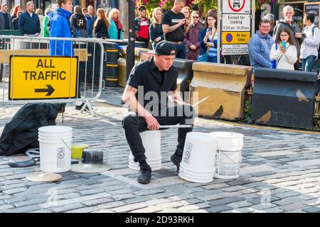 Bucket Boy Matthew Pretty trommelt auf verschiedenen Gegenständen, Straßenkünstler auf dem öffentlichen Fringe Festival, 13. Août 1999 à Édimbourg Banque D'Images