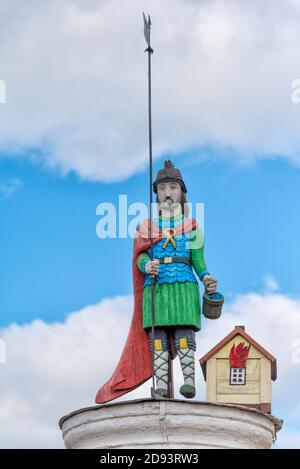 Sculpture de soldat de jouet sur le toit au musée ethnographique en plein air de Rumsiskes, Lituanie Banque D'Images