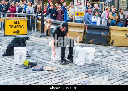 Bucket Boy Matthew Pretty trommelt auf verschiedenen Gegenständen, Straßenkünstler auf dem öffentlichen Fringe Festival, 13. Août 1999 à Édimbourg Banque D'Images