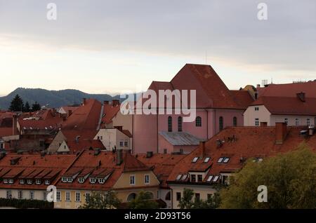 Quartier de la vieille ville de Maribor sur la rive gauche de Le fleuve Drava en Slovénie Banque D'Images