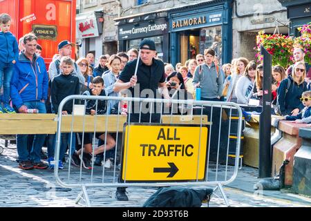 Bucket Boy Matthew Pretty trommelt auf verschiedenen Gegenständen, Straßenkünstler auf dem öffentlichen Fringe Festival, 13. Août 1999 à Édimbourg Banque D'Images