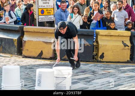 Bucket Boy Matthew Pretty trommelt auf verschiedenen Gegenständen, Straßenkünstler auf dem öffentlichen Fringe Festival, 13. Août 1999 à Édimbourg Banque D'Images