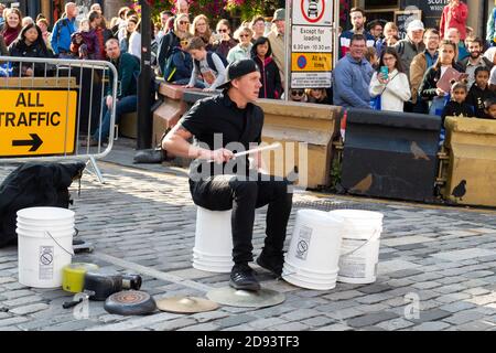 Bucket Boy Matthew Pretty trommelt auf verschiedenen Gegenständen, Straßenkünstler auf dem öffentlichen Fringe Festival, 13. Août 1999 à Édimbourg Banque D'Images