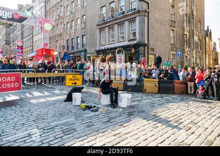 Bucket Boy Matthew Pretty trommelt auf verschiedenen Gegenständen, Straßenkünstler auf dem öffentlichen Fringe Festival, 13. Août 1999 à Édimbourg Banque D'Images