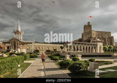 Fille marchant à Akhaltsikhe, Géorgie. Château de Rabati, forteresse, situé dans une petite ville dans le sud de la Géorgie.il y a la mosquée Akhmediye, la mosquée minar Banque D'Images