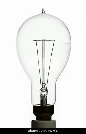 Lampe à incandescence au tungstène remplie de gaz Metropolitan-Vickers « Cosmos ». La forme de la lampe, la partie supérieure du pip et la disposition du filament suggèrent une conception précoce, c. années 1920. Banque D'Images