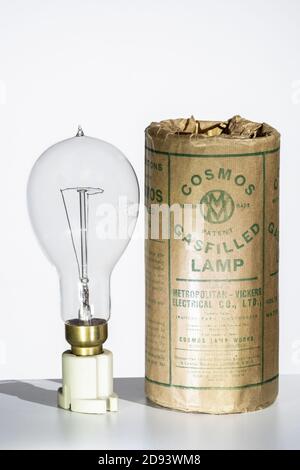 Lampe à incandescence au tungstène remplie de gaz Metropolitan-Vickers « Cosmos ». La forme de la lampe, la partie supérieure du pip et la disposition du filament suggèrent une conception précoce, c. années 1920. Banque D'Images