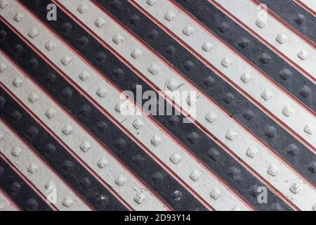 La grille est peinte avec des bandes noires et blanches alternées. Banque D'Images