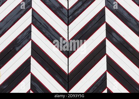 La grille est peinte avec des bandes noires et blanches alternées. Banque D'Images