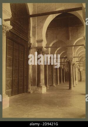 Kairouan. Détails du cloître de la Grande Mosquée, montrant les anciennes colonnes grecques et romaines prises de diverses ruines de Tunisie - Lehnert et Landrock, Tunis. Banque D'Images