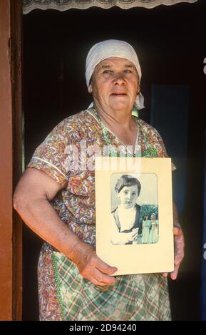 Femme russe tenant une photo de l'histoire personnelle Banque D'Images