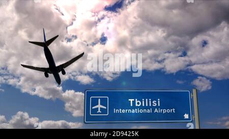 Silhouette d'avion atterrissage à Tbilissi, Géorgie. Arrivée en ville avec panneau indiquant la direction de l'aéroport international et ciel bleu en arrière-plan. Voyage, voyage Banque D'Images