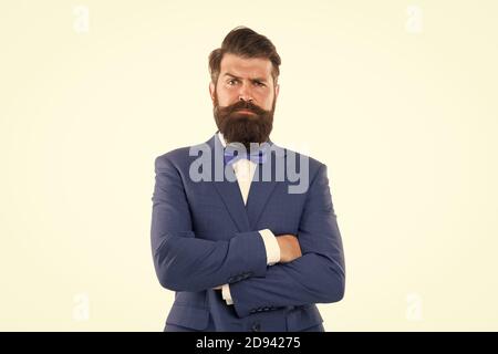 modèle de mode masculin posant. Beau modèle brunette avec barbe et moustache. Portrait d'homme d'affaires. Parfait costume. Homme barbu dans un costume cher. Beau jeune homme d'affaires. Costumes D'Affaires Pour Homme. Banque D'Images