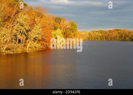 PRINCETON, NJ -31 OCT 2020- vue des gens faisant du kayak à l'automne sur le lac Carnegie à Princeton, New Jersey, États-Unis. Banque D'Images