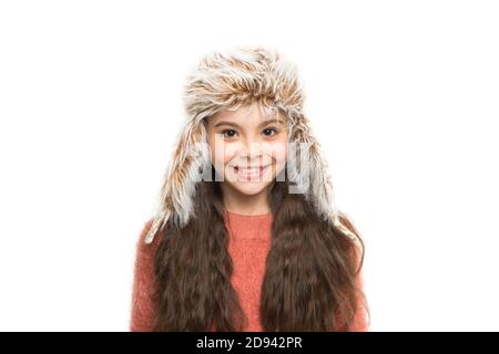 chaleur sans saison. dernières tendances cet hiver. chapeau rabats pour les enfants heureux. ambiance de noël. poils longs pour petite fille isolés sur du blanc. chaud et confortable. look parfait par temps froid. Banque D'Images