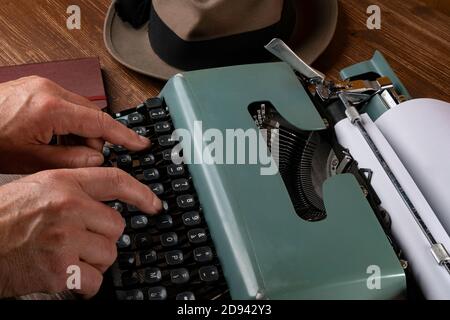 un homme tout en écrivant avec une vieille machine à écrire Banque D'Images