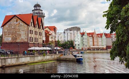 Le village de pêcheurs et le phare sur les rives de la rivière Pregolya, Kaliningrad, Russie Banque D'Images