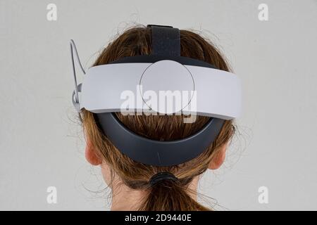 CHESTER, ANGLETERRE - 1er NOVEMBRE 2020 : jeune femme portant le casque de réalité virtuelle Oculus Quest 2 Banque D'Images