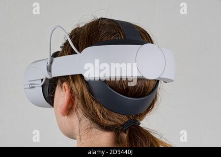 CHESTER, ANGLETERRE - 1er NOVEMBRE 2020 : jeune femme portant le casque de réalité virtuelle Oculus Quest 2 Banque D'Images