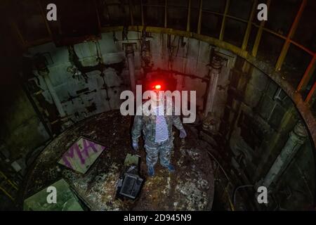 explorateur urbain dans un poste de commandement souterrain de missile abandonné Banque D'Images