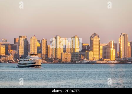 San Diego Skyline et le port de San Diego lors d'une soirée d'octobre. San Diego, Californie, États-Unis. Banque D'Images