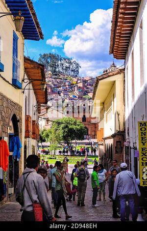 Rue pavée menant à la Plaza de Armas in Cusco Banque D'Images