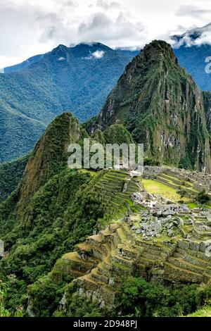 Machu Picchu la citadelle inca se trouve dans les Andes Montagnes au-dessus de la vallée de la rivière Urubamba au Pérou Banque D'Images
