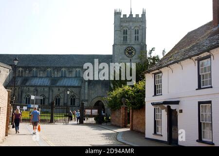 Church Street & Christchurch Priory, Christchurch, Dorset, Angleterre Banque D'Images