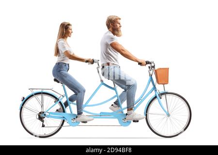 Jeune homme et femme en t-shirts blancs et en jeans un vélo tandem isolé sur fond blanc Banque D'Images