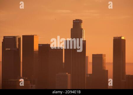 Lumière dorée au coucher du soleil sur les gratte-ciel du centre-ville de Los Angeles Vue depuis Elysian Park Banque D'Images