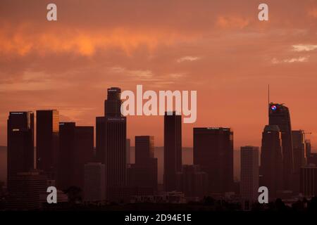 Lumière dorée au coucher du soleil sur les gratte-ciel du centre-ville de Los Angeles Vue depuis Elysian Park Banque D'Images