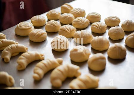 Du pain cru fraîchement préparé placé sur une table en acier inoxydable - pain sucré - cuisine guatémaltèque - prêt à cuire pains de pain Banque D'Images