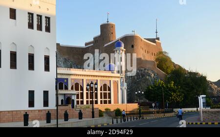 Mosquée Al Khawr et fort Al Mirani dans le vieux Muscat, Oman. Banque D'Images