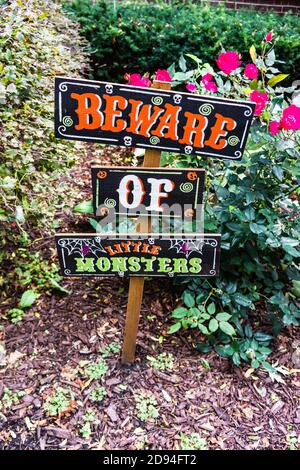 Panneau de pelouse d'Halloween qui dit attention aux monstres. Banque D'Images